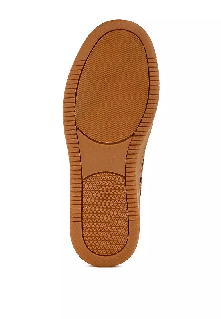 Sepatu kets macan tutul tebal