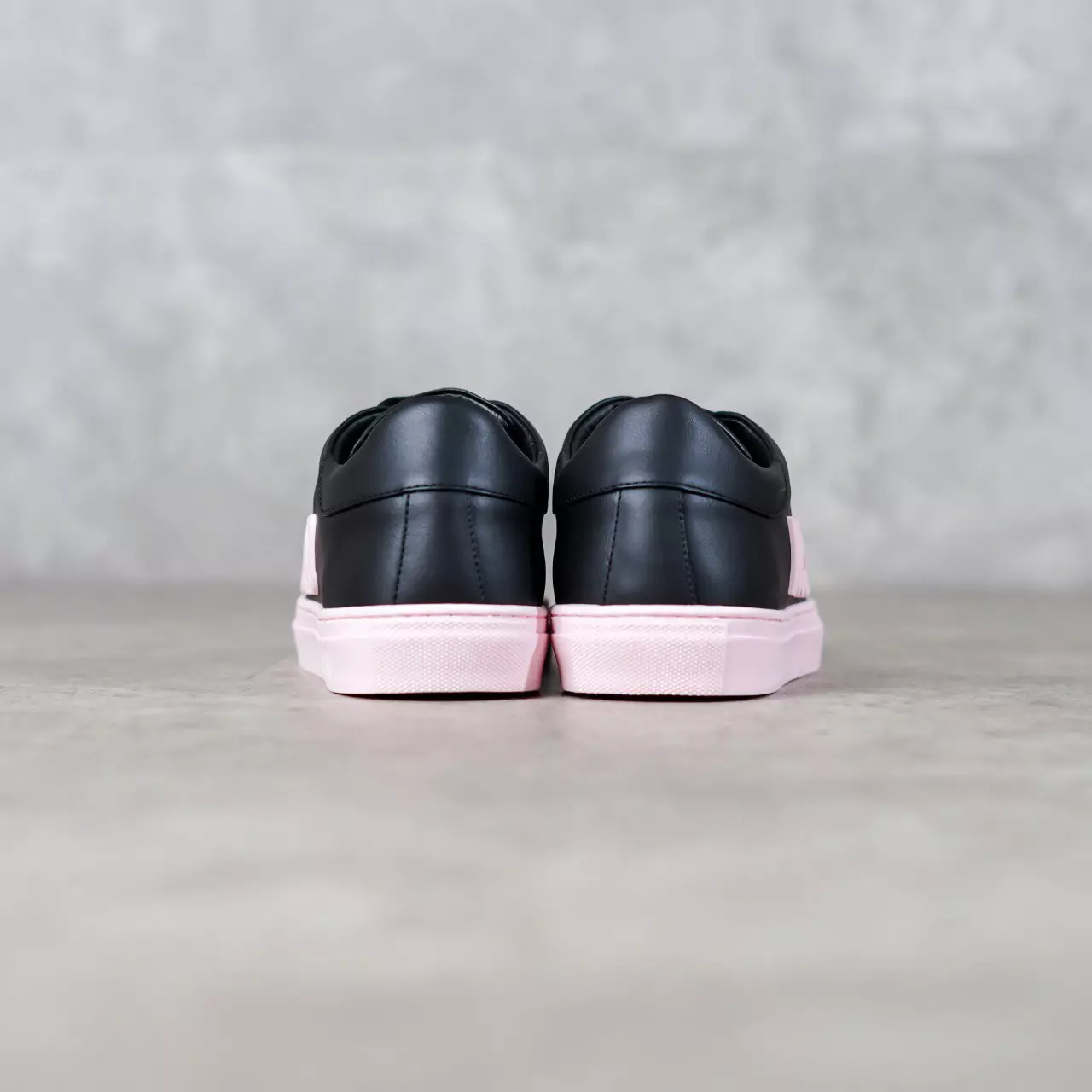 Sepatu MOSCHINO TEXT SIDE BABY PINK EMBOSSED BLACK LEATHER SNEAKER 100% ORIGINAL