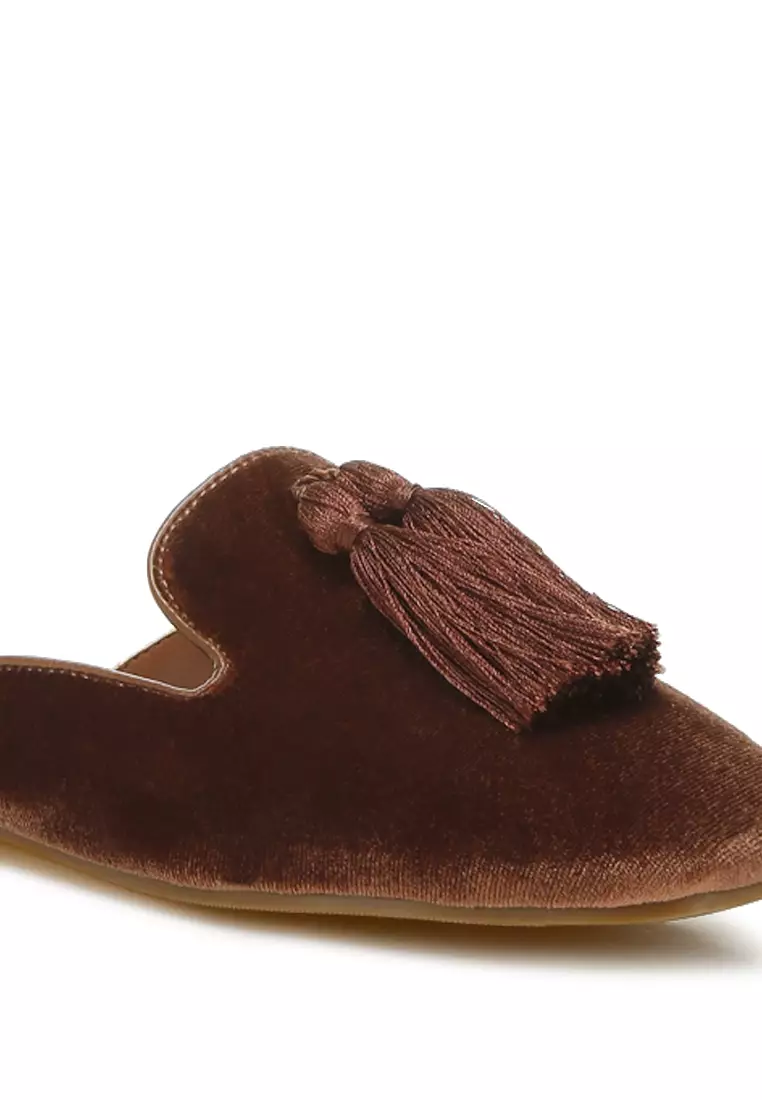 Sandal Beludru Detail Rumbai Warna Cokelat