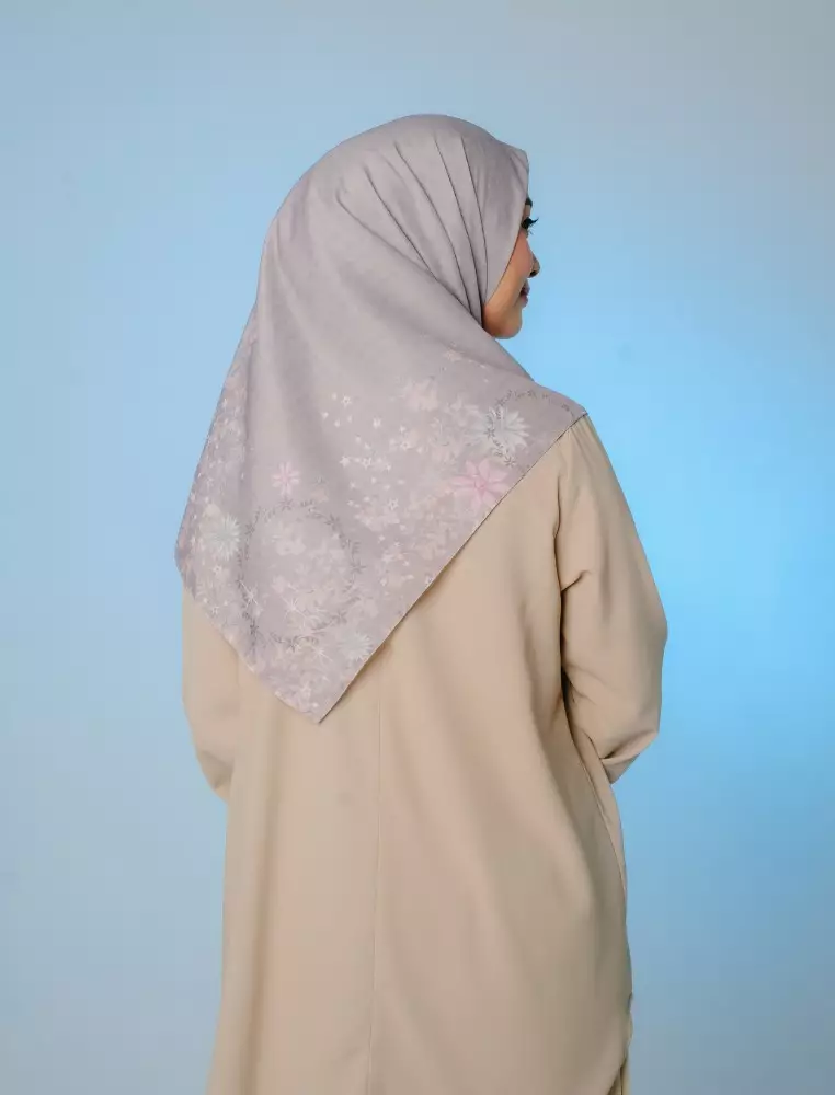 ZANIAH Scarf Oyster Grey - Kerudung Hijab Segiempat Motif With Pouch Ziplock - Bahan Poly Fine - Ukuran 110x110