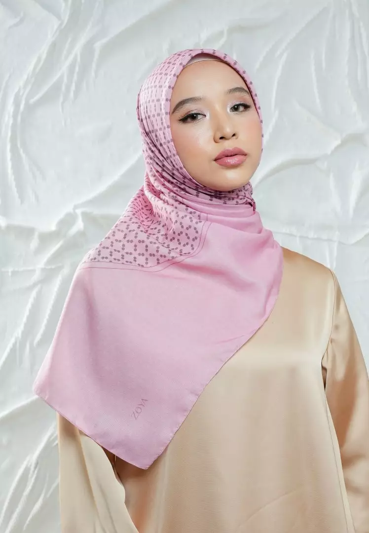 AMARAN Scarf Pink - Kerudung Hijab Segiempat Motif With Pouch - Bahan Poly Fine - Ukuran 110x110