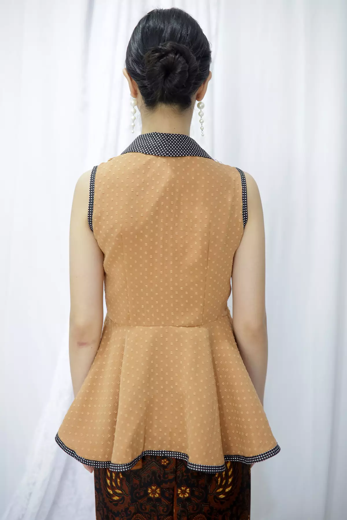 Asmara Juwita Kembang Ayu Cokelat Kebaya Batik