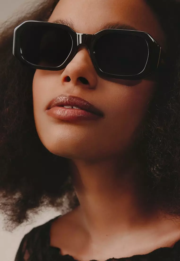 Hyped Up Sunglasses - Black/Smoke