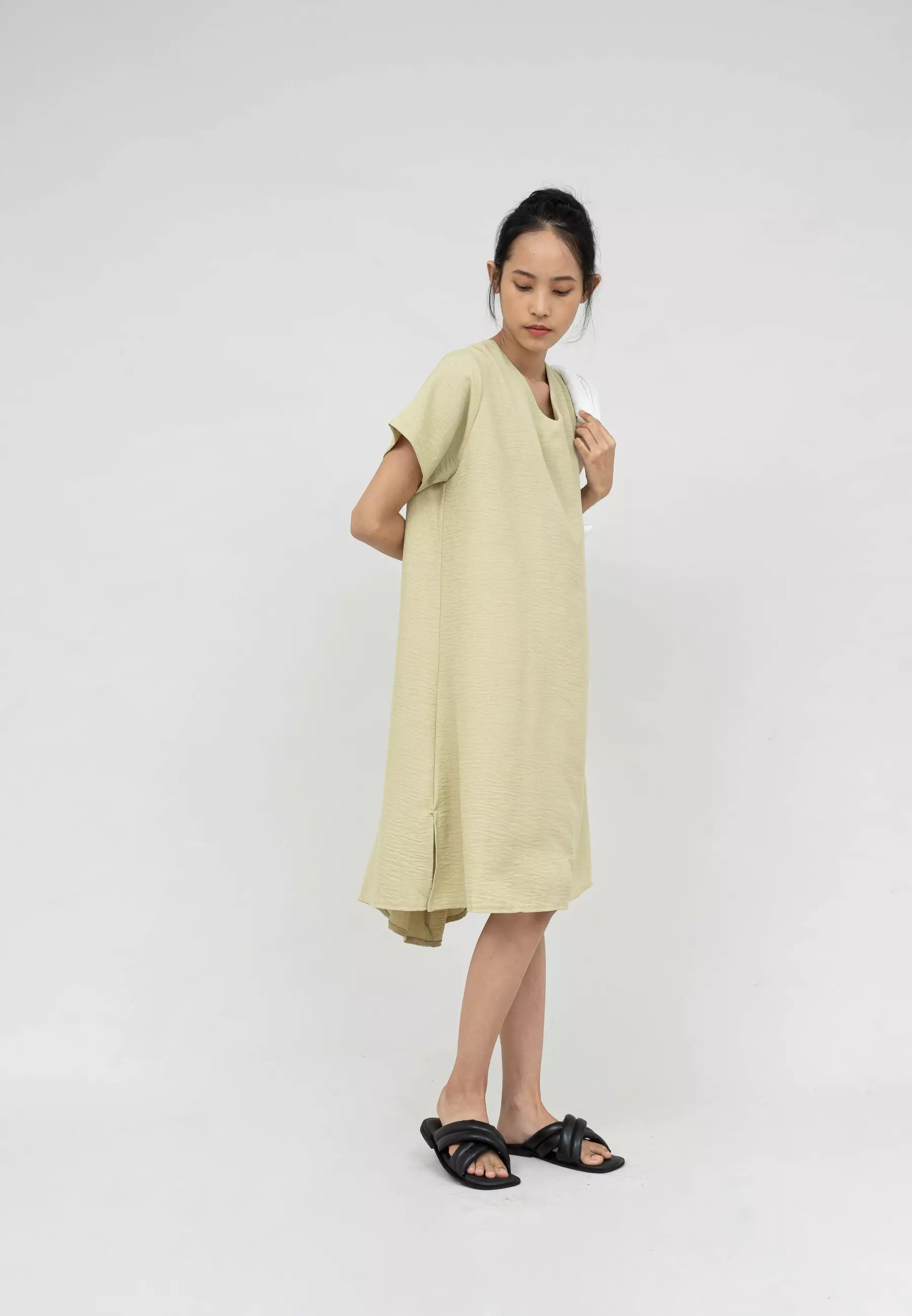 Houseofcuff Magnolia Dress in Beige Dress Oversized Bahan Crinkle