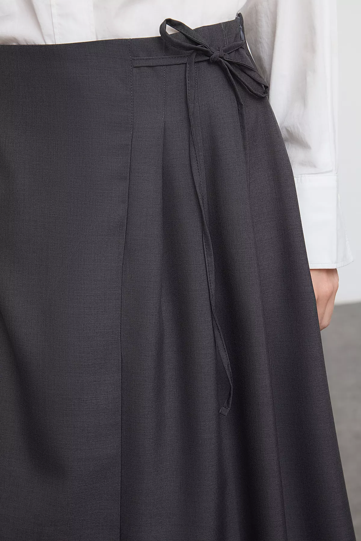 MODEST Pleat Detailed Skirt