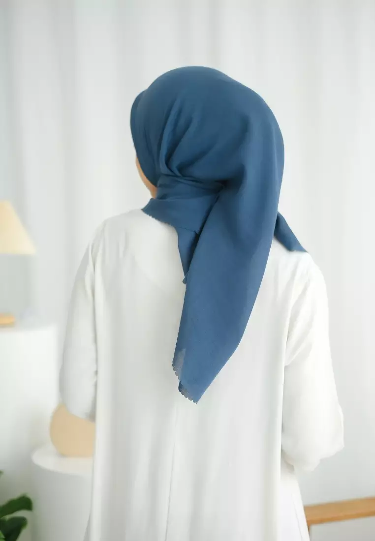 Hijab Segi 4 Voal Sajida Navy