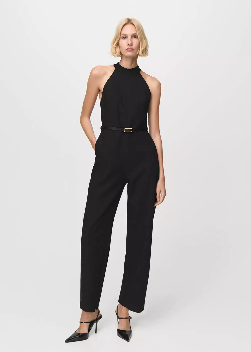 Halter neck jumpsuit dengan belt