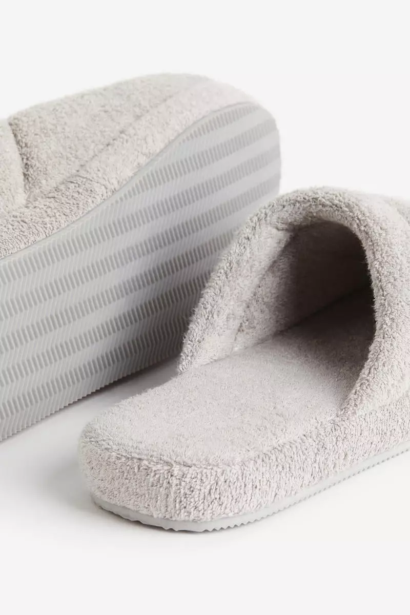 H&m store nasa slippers