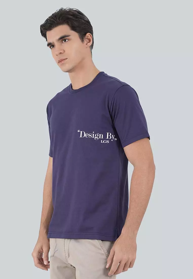 LGS - Kaos Casual Pria - Motif Grafis Tulisan - Katun - Warna Biru Navy - Reguler Fit - JTS.322.S3568F.01.C