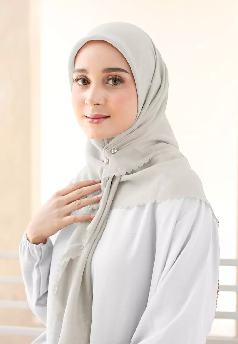 Rada Embossed Square | Hijab Polycotton Scarf Segiempat - Ice Vanilla
