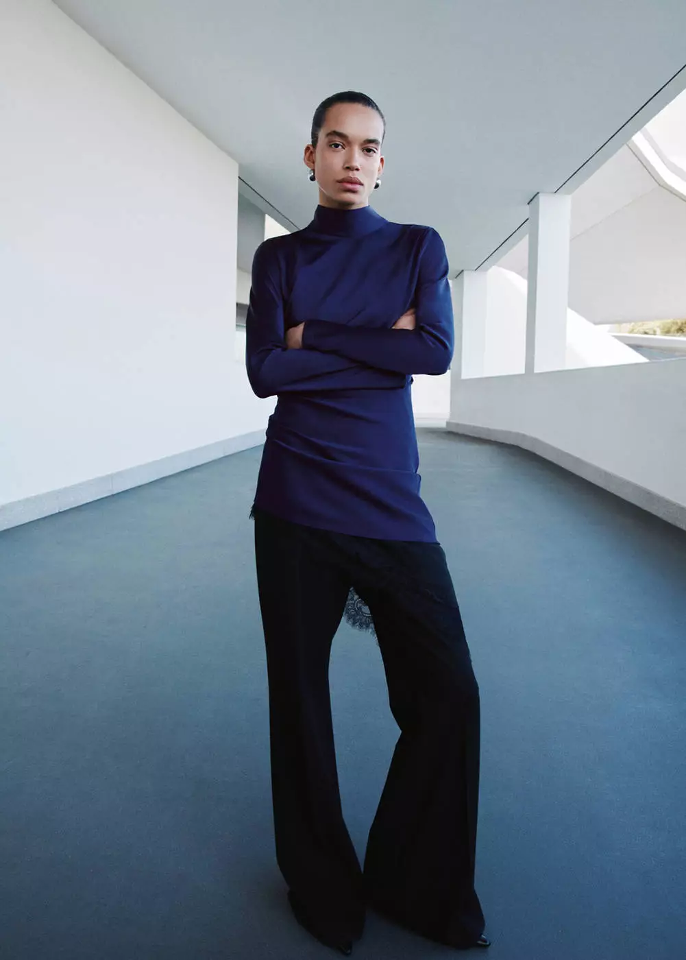 Gaun satin dengan detail kerut