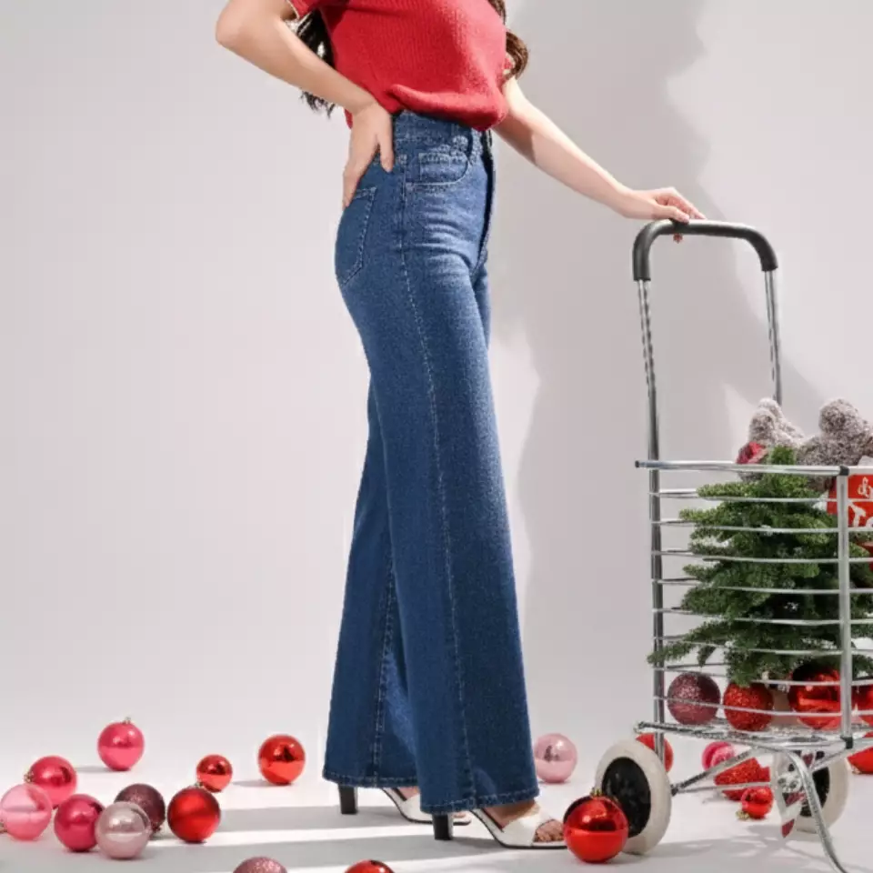 Jiwon Flare Jeans in Dark Blue