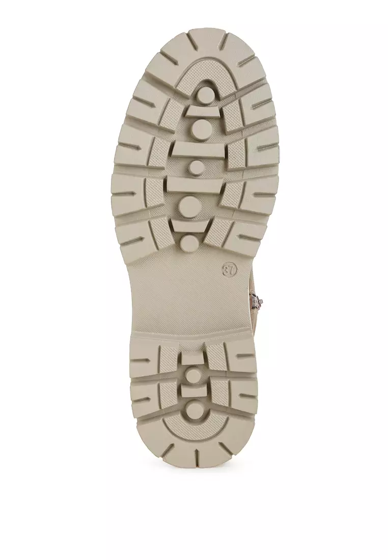 Sepatu bot tebal dengan detail bulu imitasi berwarna kelabu kecokelatan