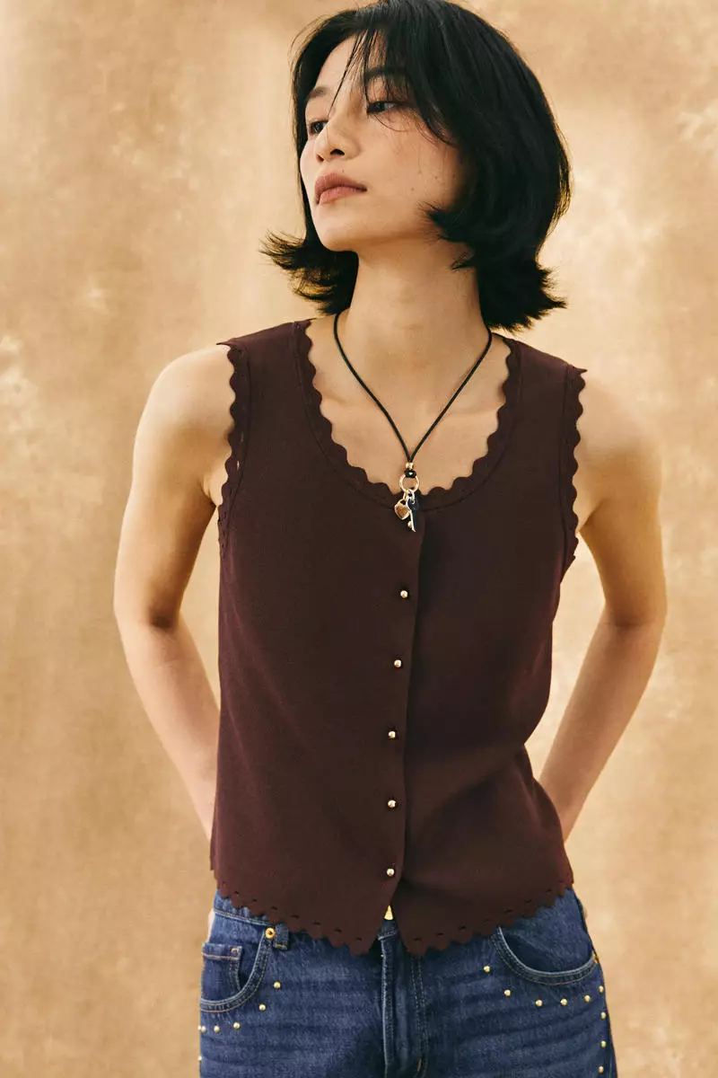 Scalloped fine-knit waistcoat