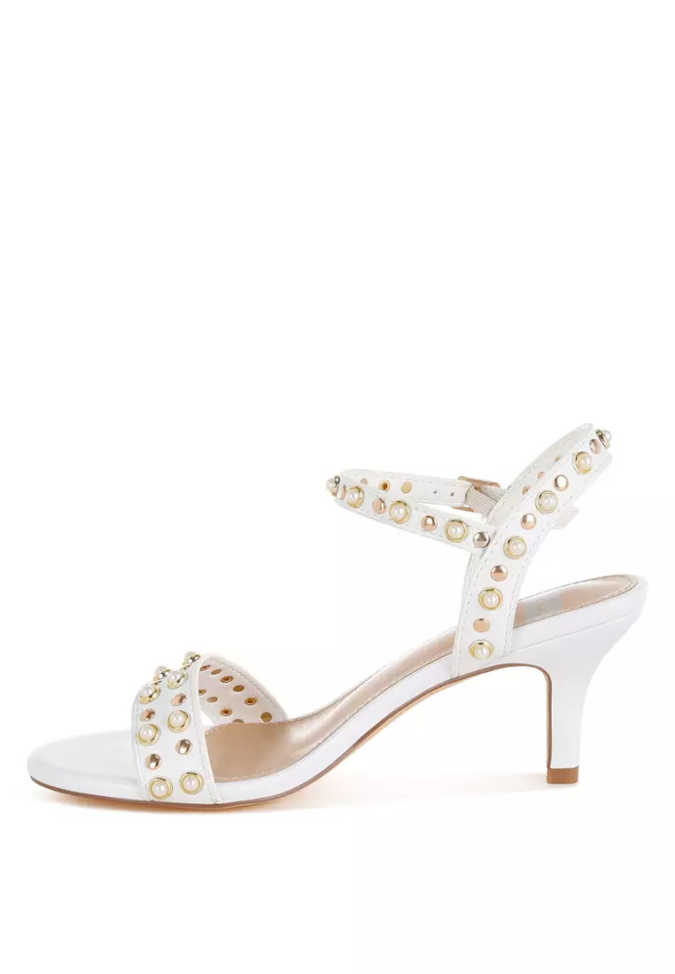 白色鉚釘真皮小跟涼鞋