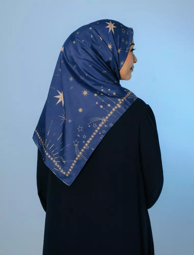 AMBERLY Scarf Navy - Kerudung Hijab Segiempat Motif With Pouch Ziplock - Bahan Poly Fine - Ukuran 110x110
