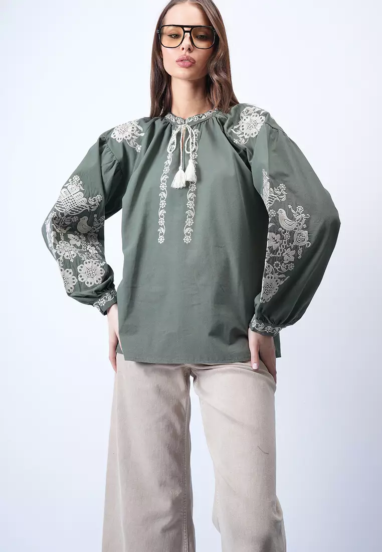 Judge Collar Tie-Down Embroidered Blouse