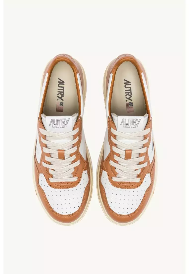 AUTRY - MEDALIST LOW BICOLOR SNEAKERS IN WHITE AND SAND STORM LEATHER