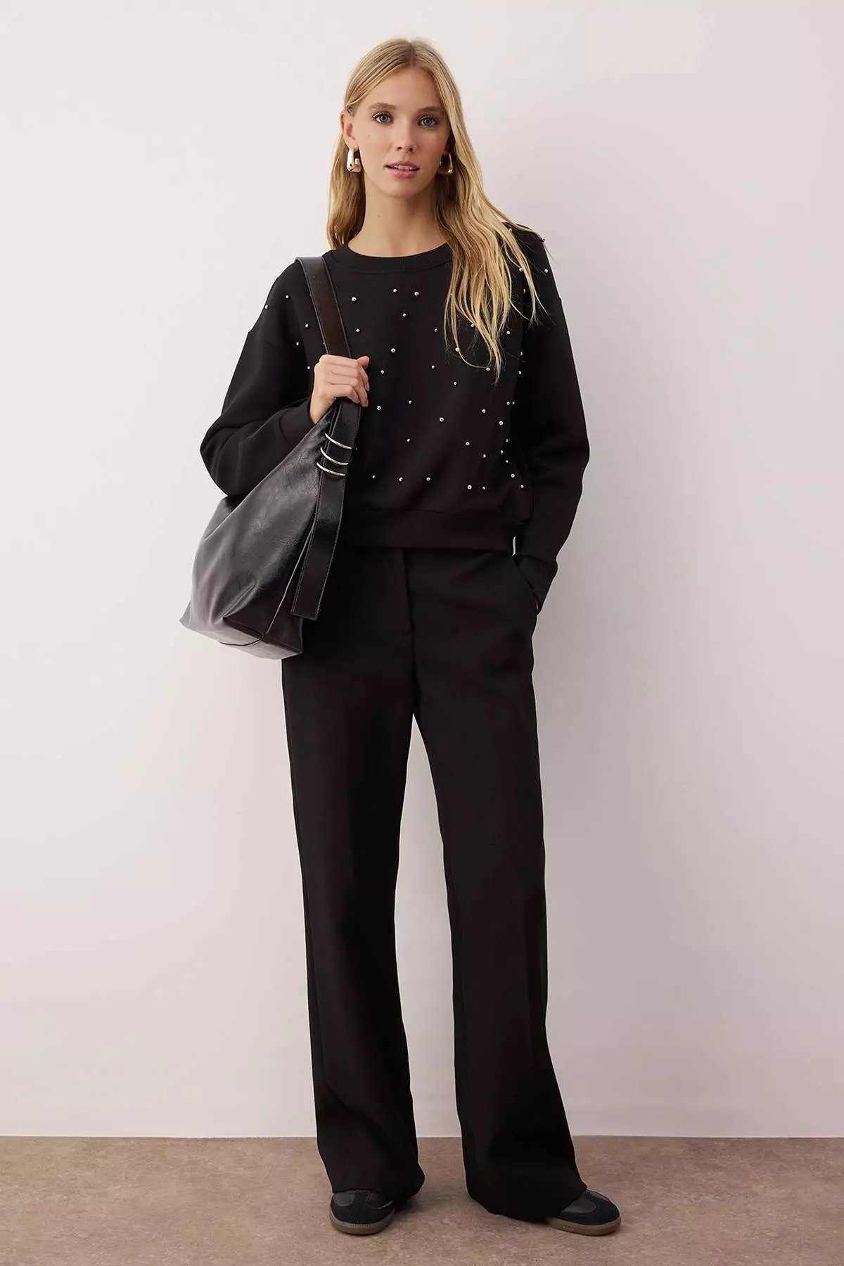 Black Stone Accessory Detailed Crew Neck Regular Crop Knitted Sweatshirt