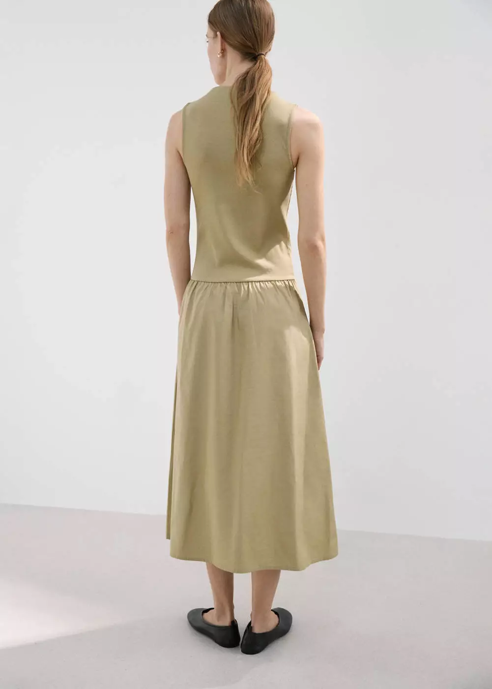 Gaun dengan bagian atas kontras