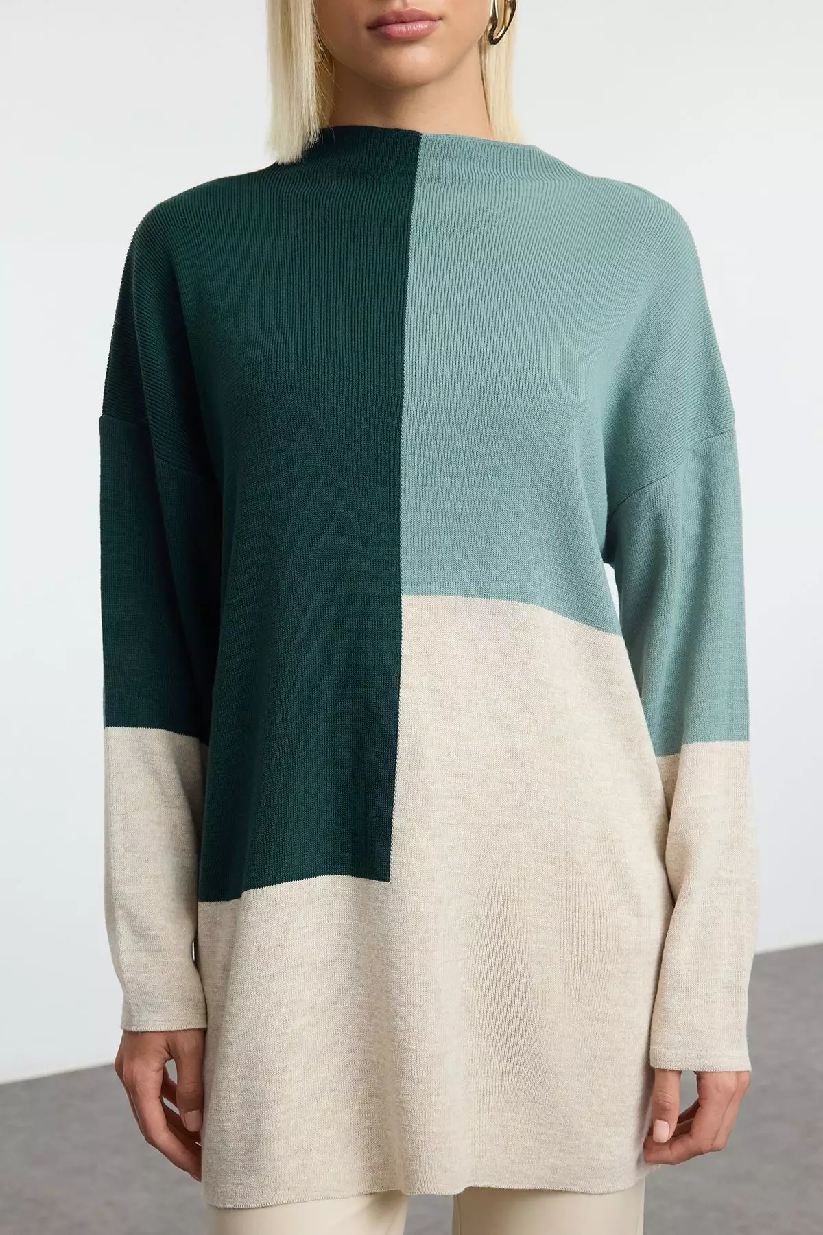 Green Color Blocked Stand Collar Knitwear Sweater Tctaw22Ak0054