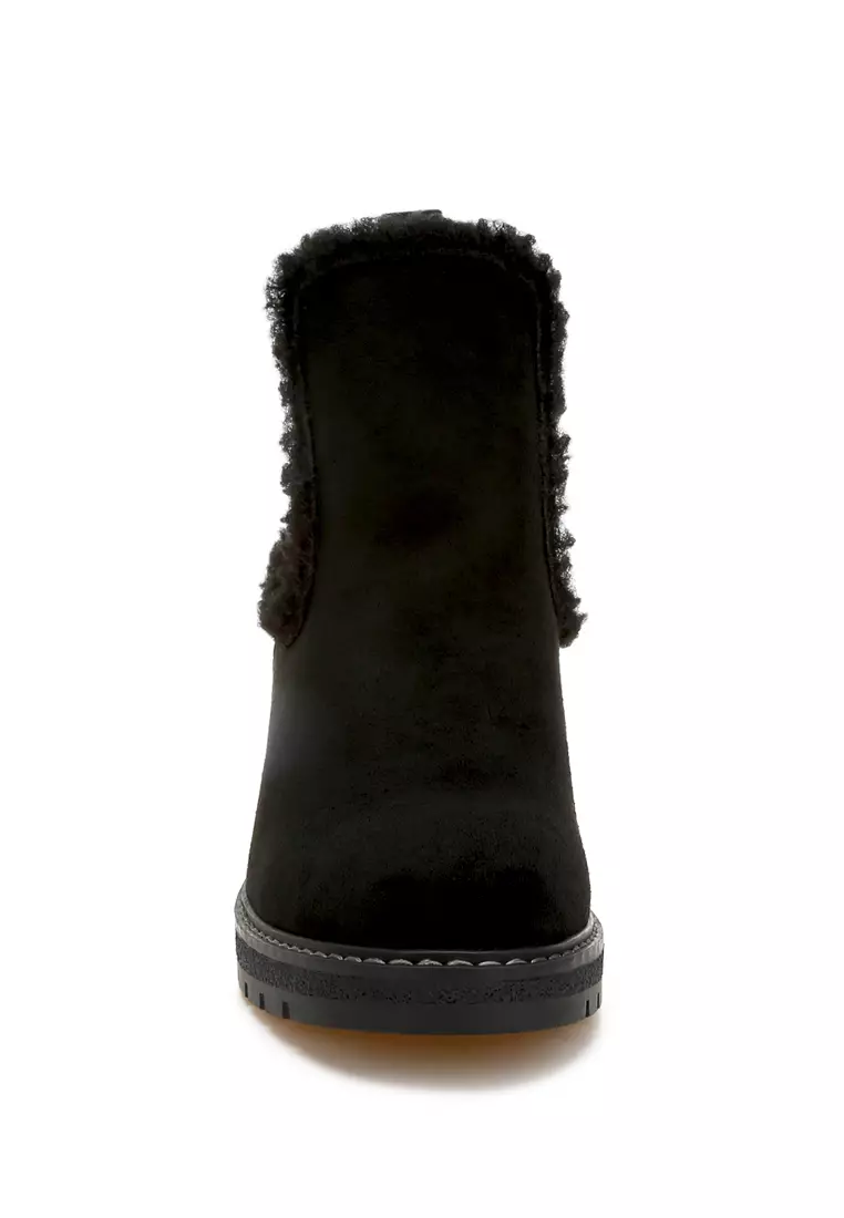 Faux Fur Lined Chelsea Boots in Black
