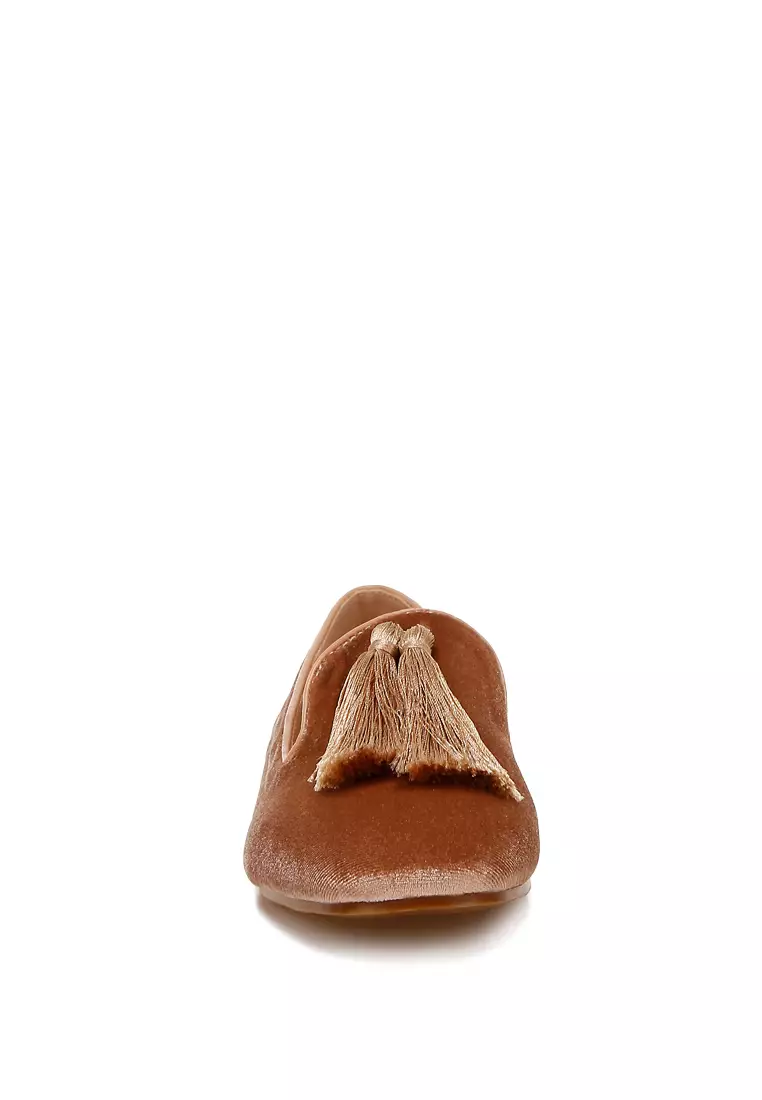 Sepatu Loafer Beludru Berdetail Rumbai Ikonik Warna Beige