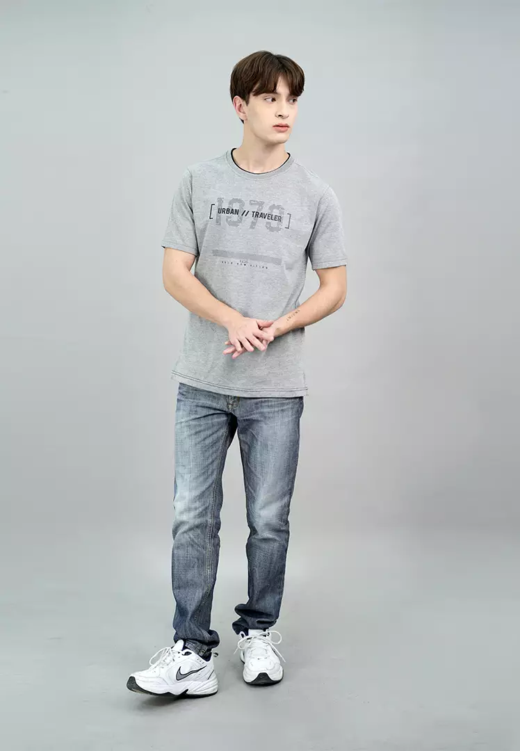 LGS - Kaos Casual Pria Lengan Pendek Motif Sablon Warna Abu-Abu Slim Fit - JTS.322.S3334F.39.C