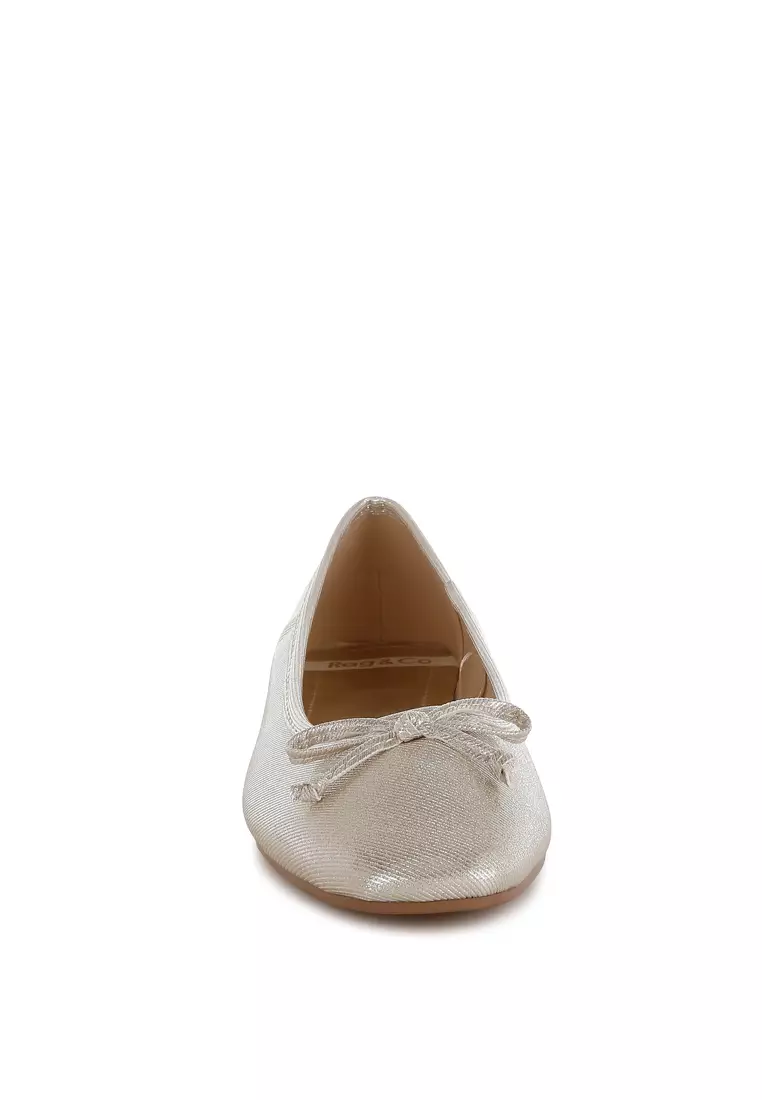 Sepatu Balet Metalik Warna Emas
