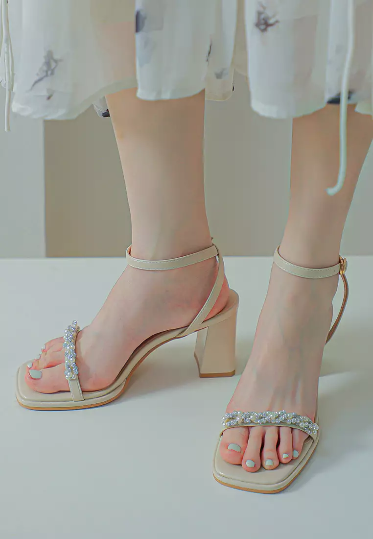 New style hot sale heels sandal