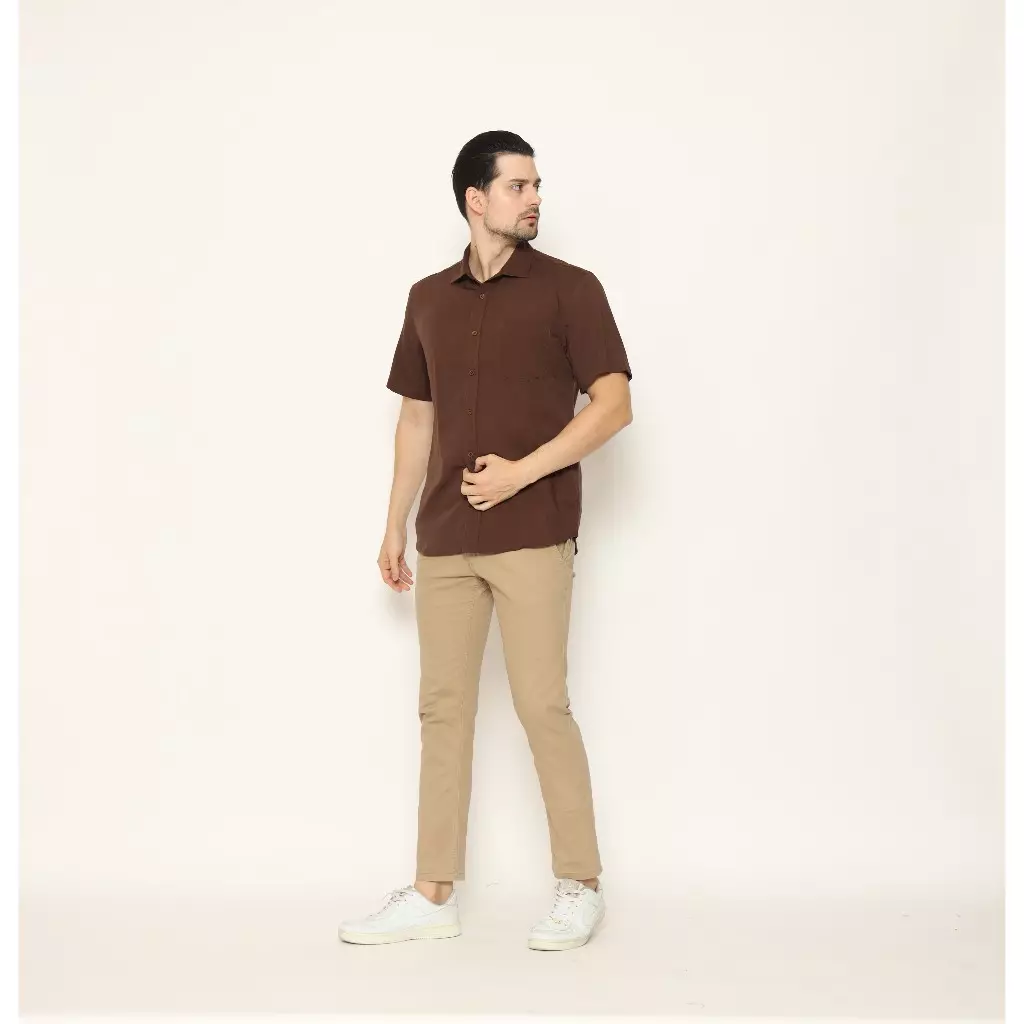 AMK Kemeja Pria Lengan Pendek SHS YIRUMA S/S Premiere Solid Coklat Tua