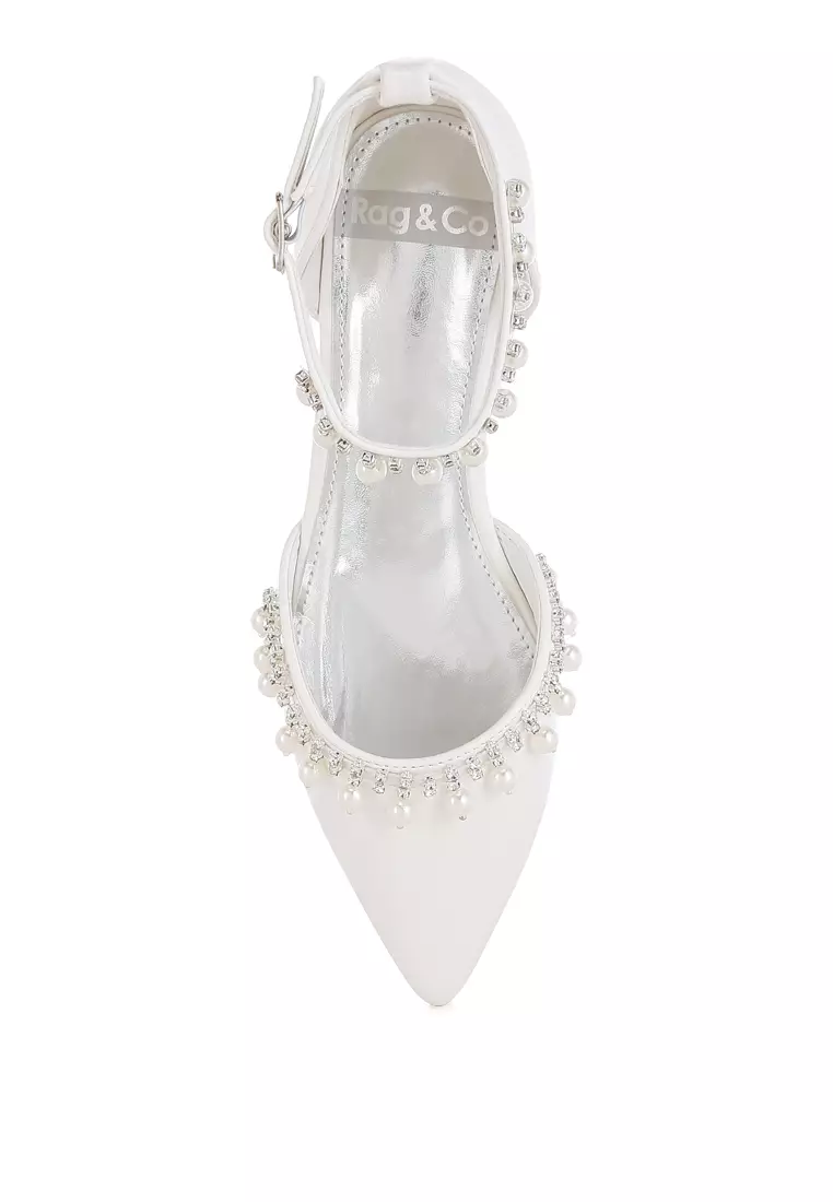 Sandal datar bertali pergelangan kaki dengan berlian imitasi dan mutiara putih