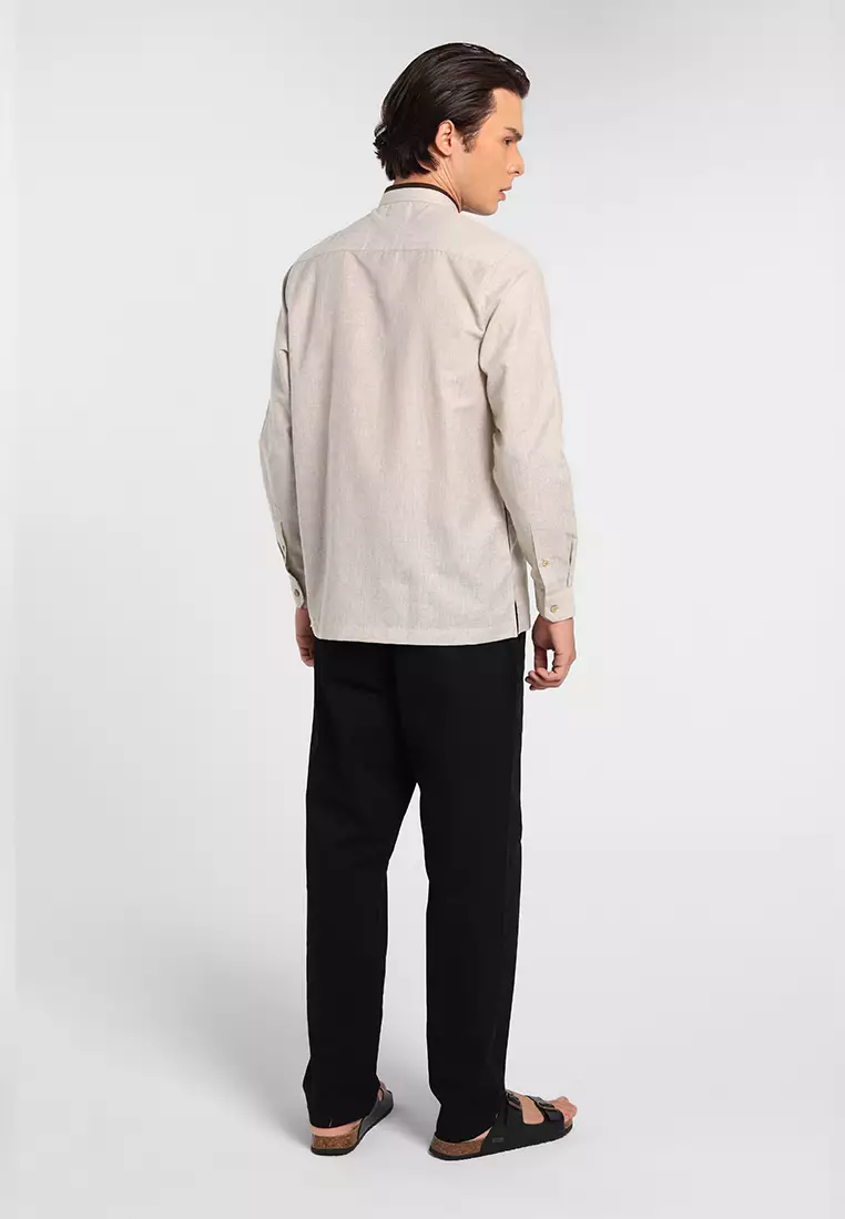 MANZONE X Adipati Dolken - Kemeja Koko Lengan Panjang Pria Alaba Modern Fit - Khaki Warna Khaki