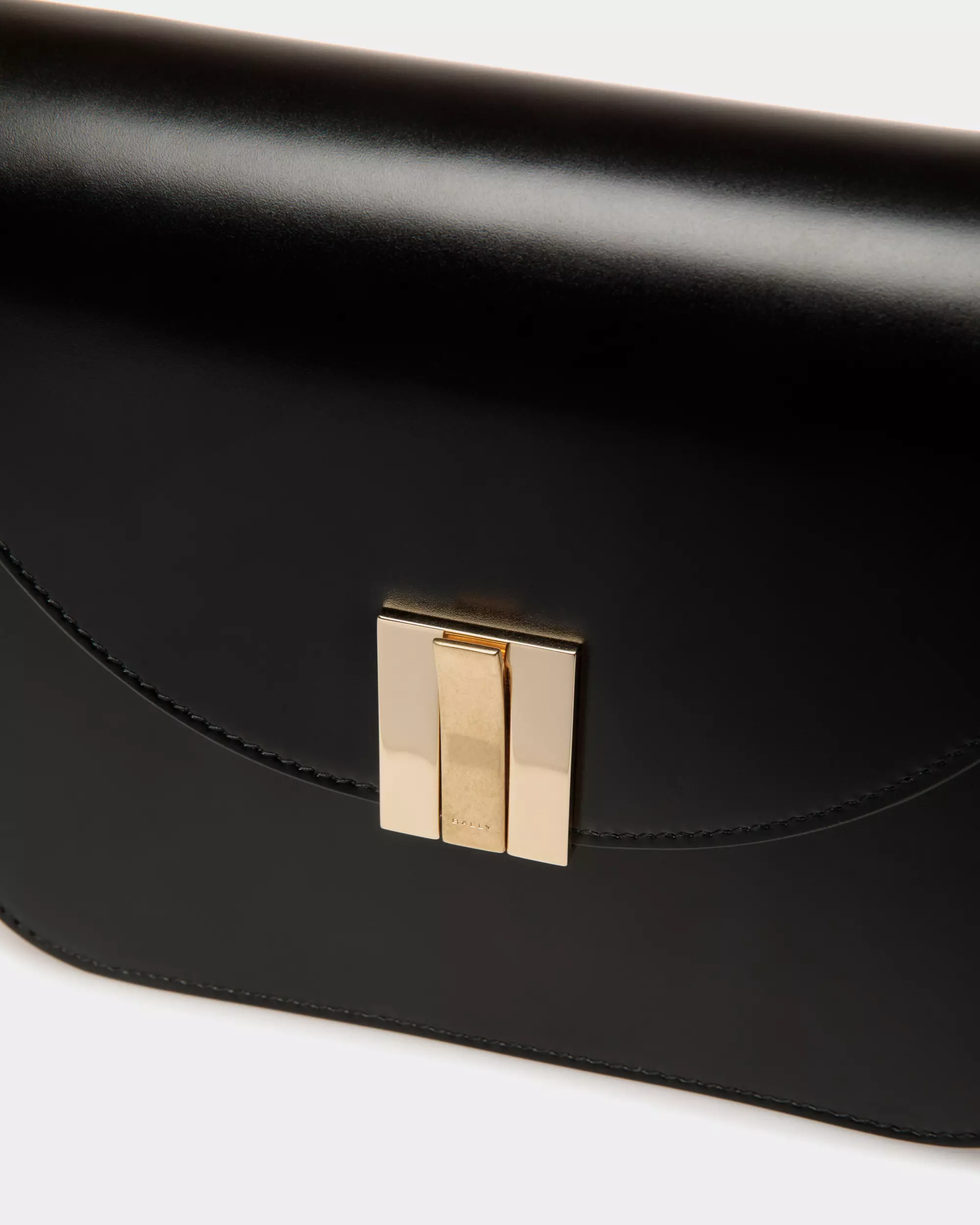 Ollam Crossbody Bag in Leather - Black