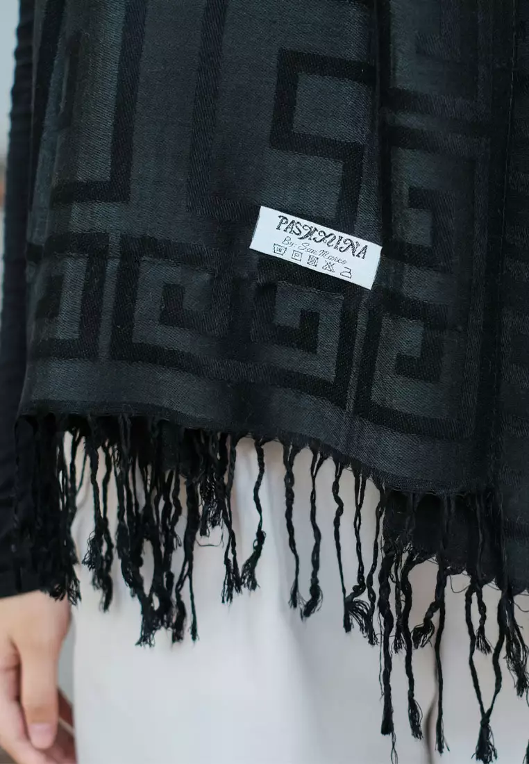 Aksesoris Wanita Reversible Viscose Geometric Maze Pattern Pashmina Shawl Syal Wanita ebony Black