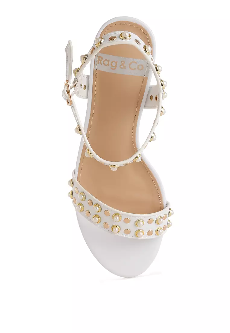 Sandal hak anak kucing kulit asli bertabur paku dalam warna putih