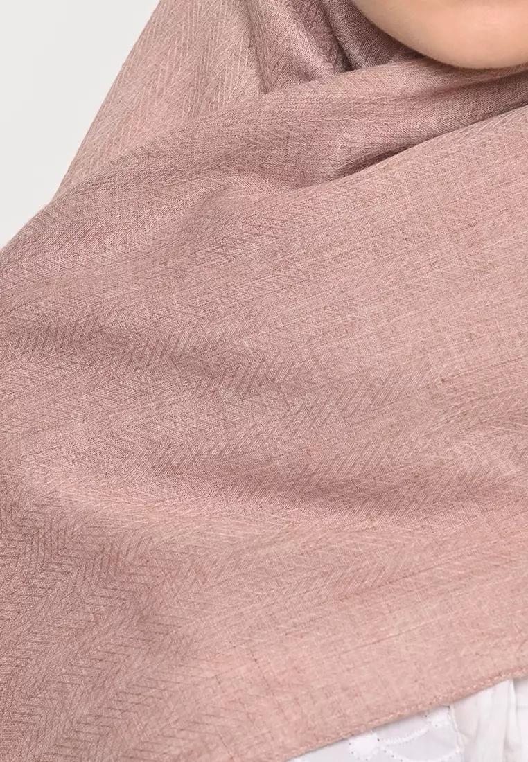 Segi Empat Voal Zaffron Jahit Tepi Rosybrown