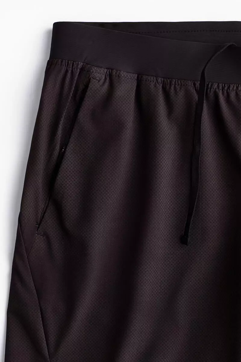 Mid-length sports shorts with DryMove™