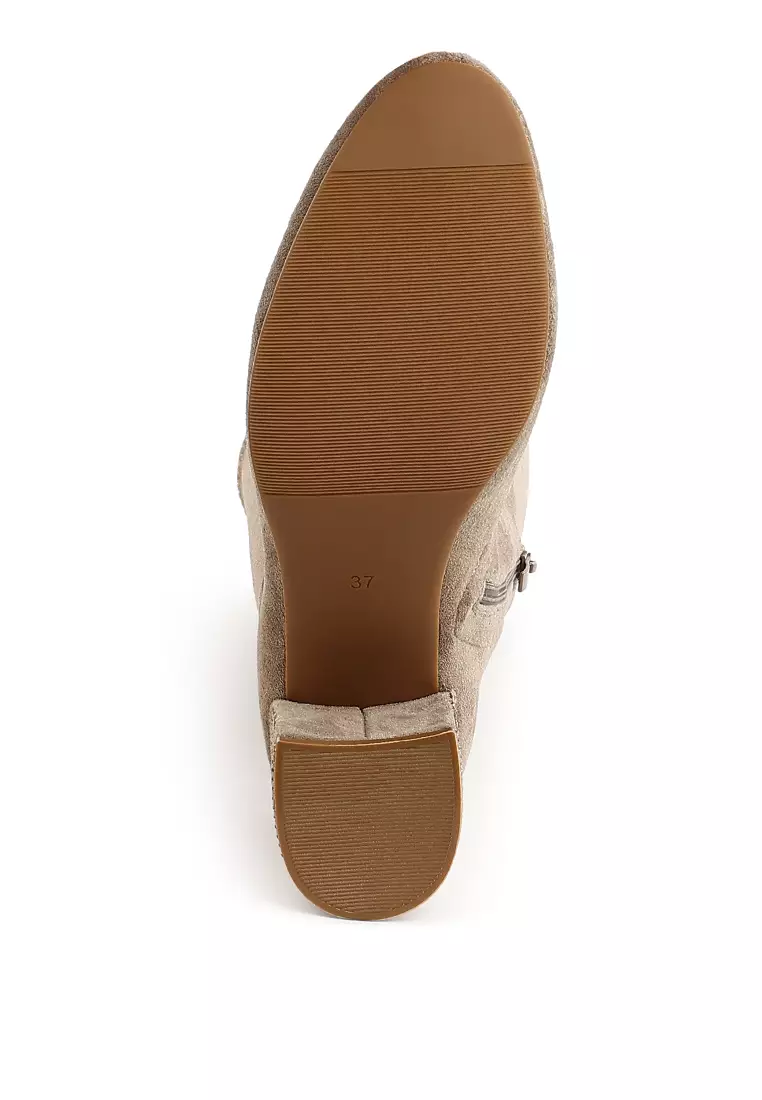 Sepatu bot selutut berbahan mikrofiber warna kelabu kecokelatan