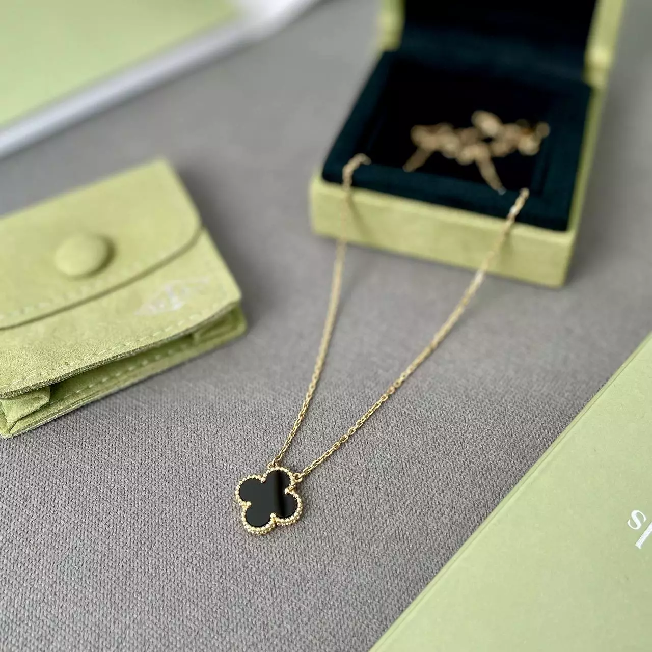 Vintage Alhambra Pendant 18K Yellow Gold Onyx