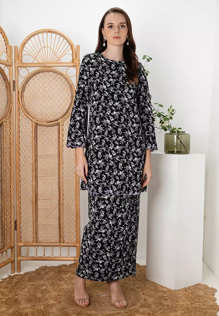 MEKAR Purple Wisteria Floral Embroidery Kurung Modern Kipas Belakang in Black