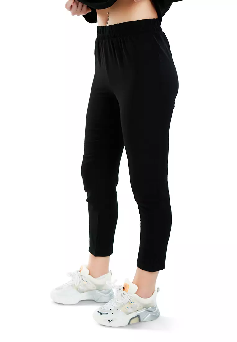 黑色长袖上衣和合身长裤协调套装