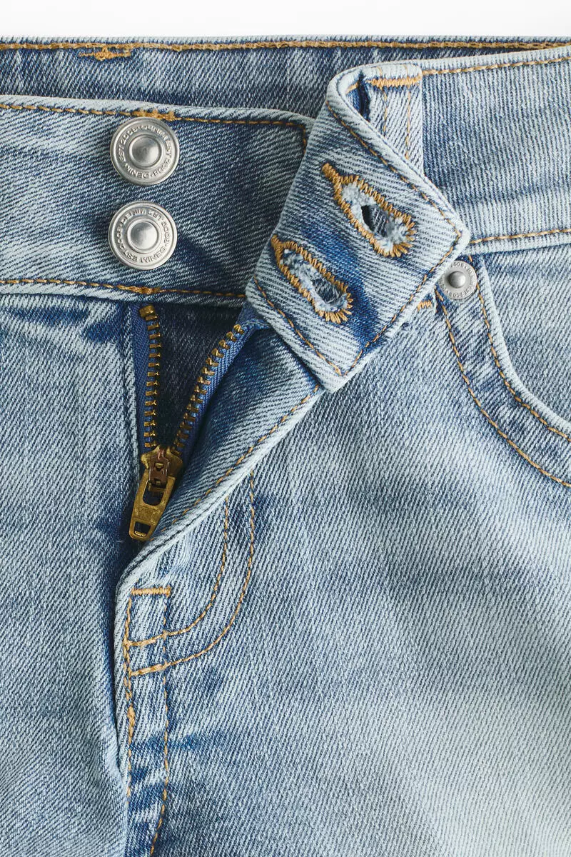 Low-waisted mini denim shorts