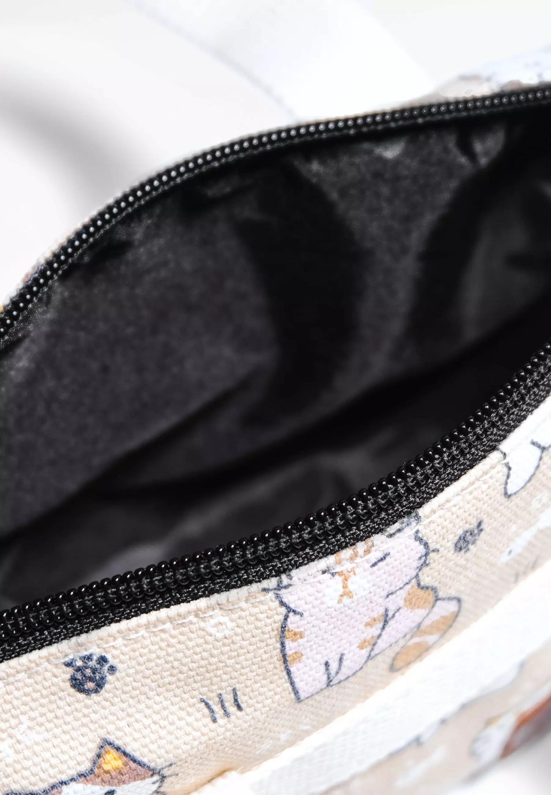 Pamole Pouch Kosmetik Bahan Kanvas Penutup Resleting - PMU Kucing Coklat