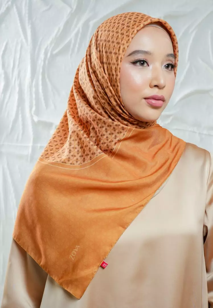 AMARAN Scarf Kubus - Kerudung Hijab Segiempat Motif With Pouch - Bahan Poly Fine - Ukuran 110x110