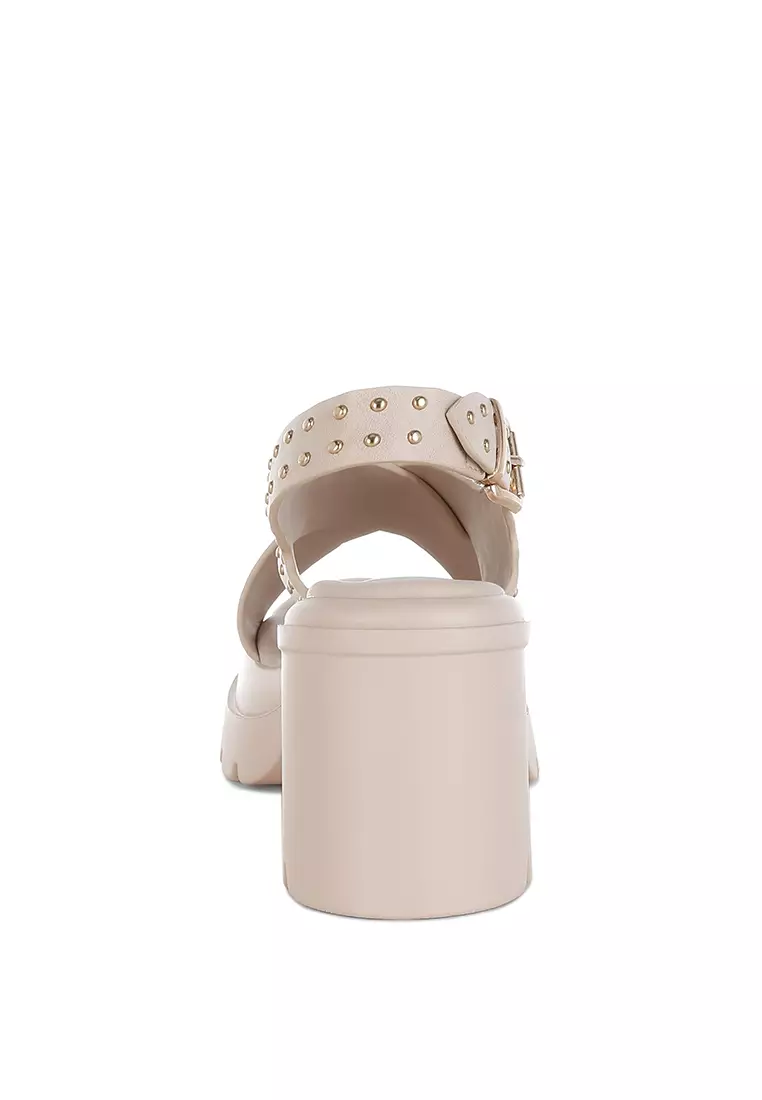 Sandal hak blok berhias stud warna krem