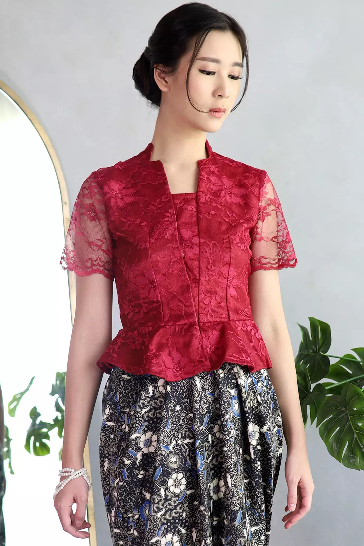 Adelaide Sekar Setaman Maroon