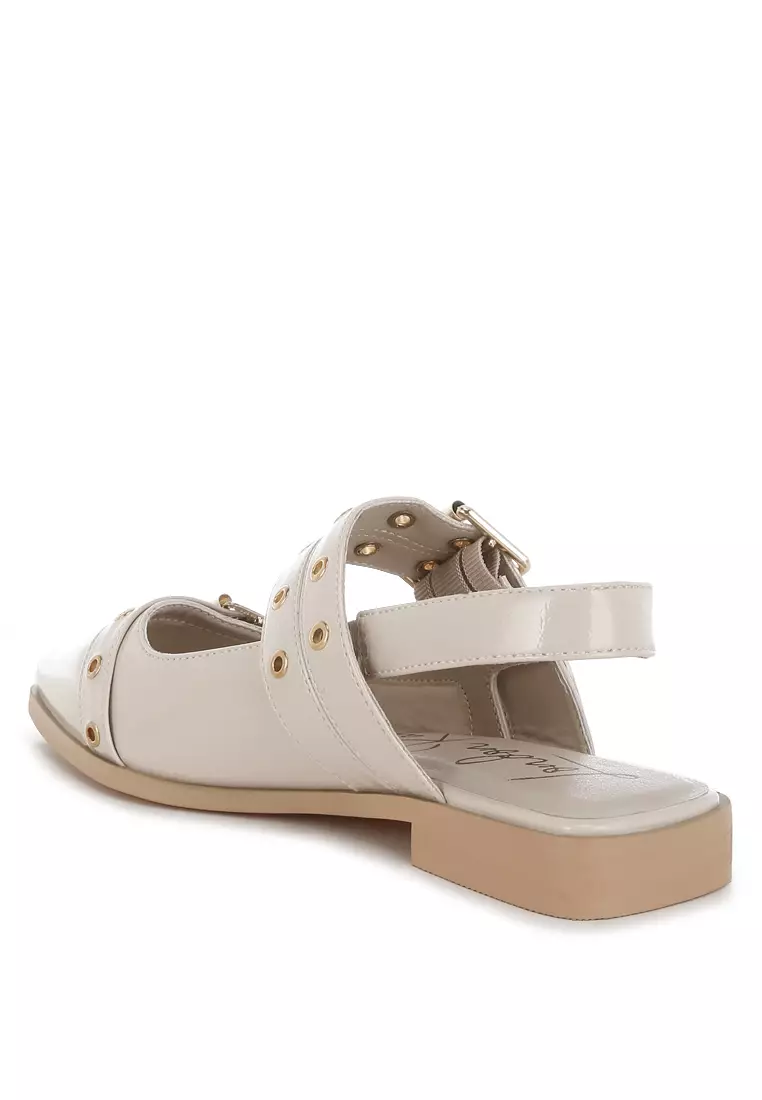 Sepatu Flat Berdetail Lubang Tali & Gesper dalam Warna Beige