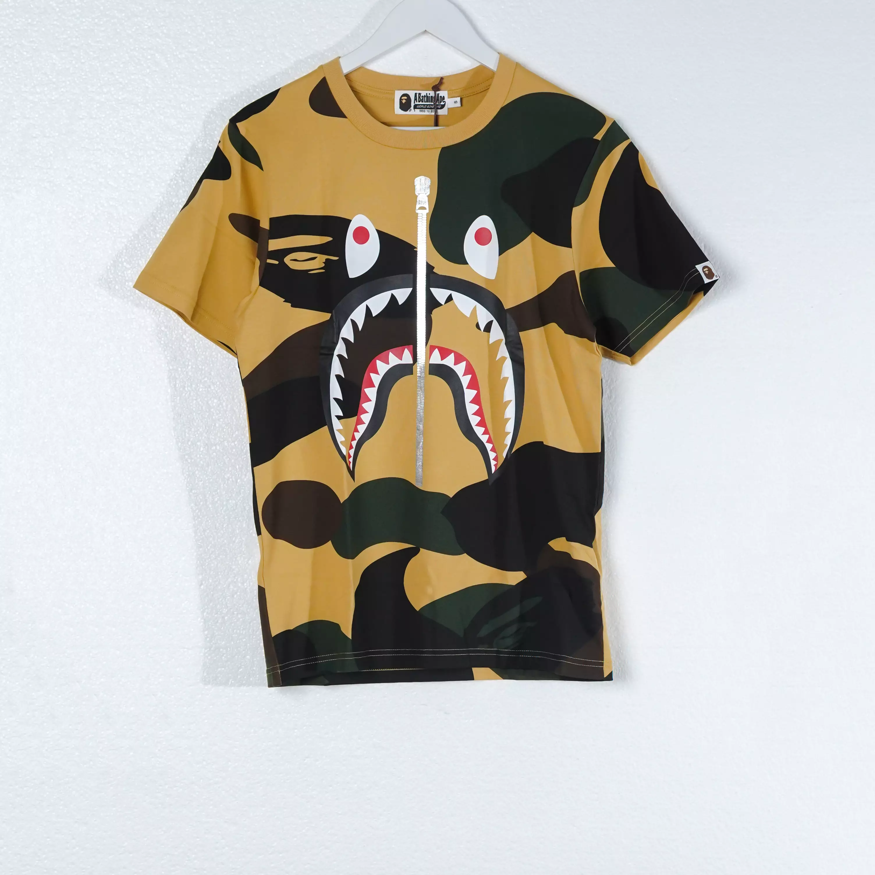 Kaos BAPE SHARK WGM OUTLINE WHITE FULL CAMO YELLOW SS25 TSHIRT 100% ORIGINAL