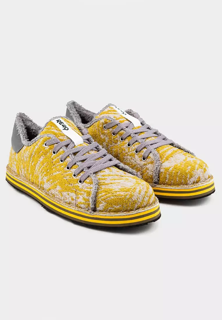 FABRIX LIFESTYLE 運動鞋 - 100% 義大利製造，採用回收工業廢料布料和廢棄舊汽車輪胎製成鞋底。 FABRIX LIFESTYLE 系列運動鞋 - 黃/灰